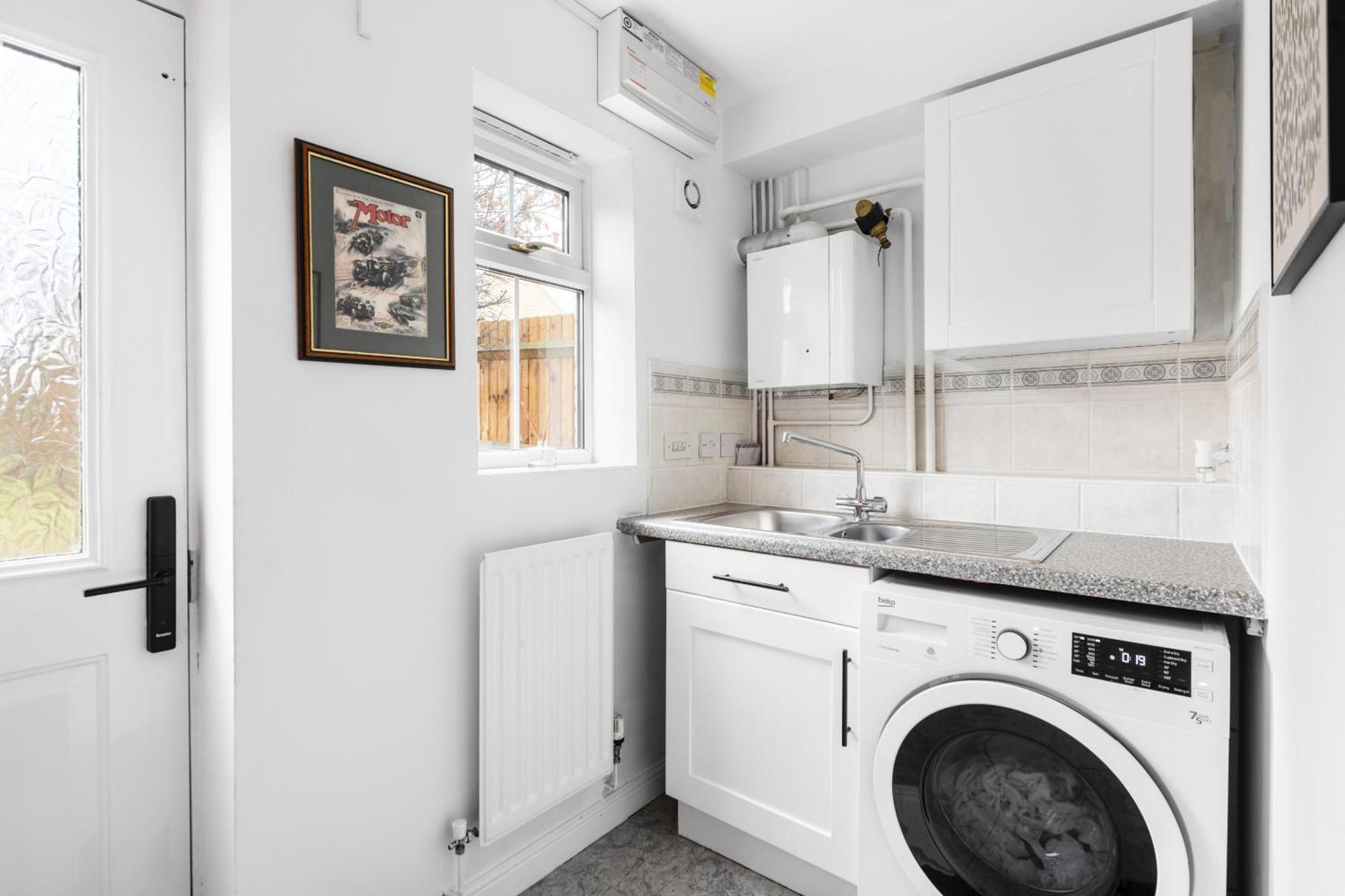 Luxurious 3 Bed House With Free Parking, Close To The Train Station & Town Μπρέιντρι Εξωτερικό φωτογραφία
